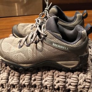 WOMENS Merrell trail shoes SIZE 8